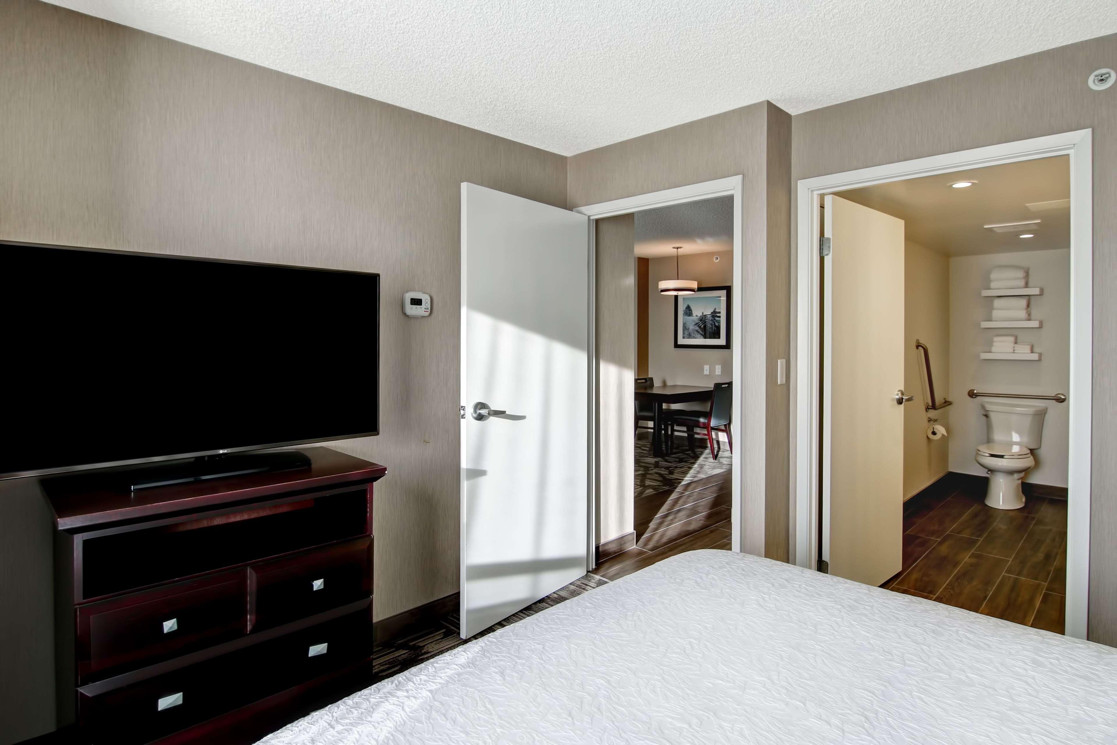 Hampton Inn & Suites By Hilton Calgary-Airport Exteriör bild