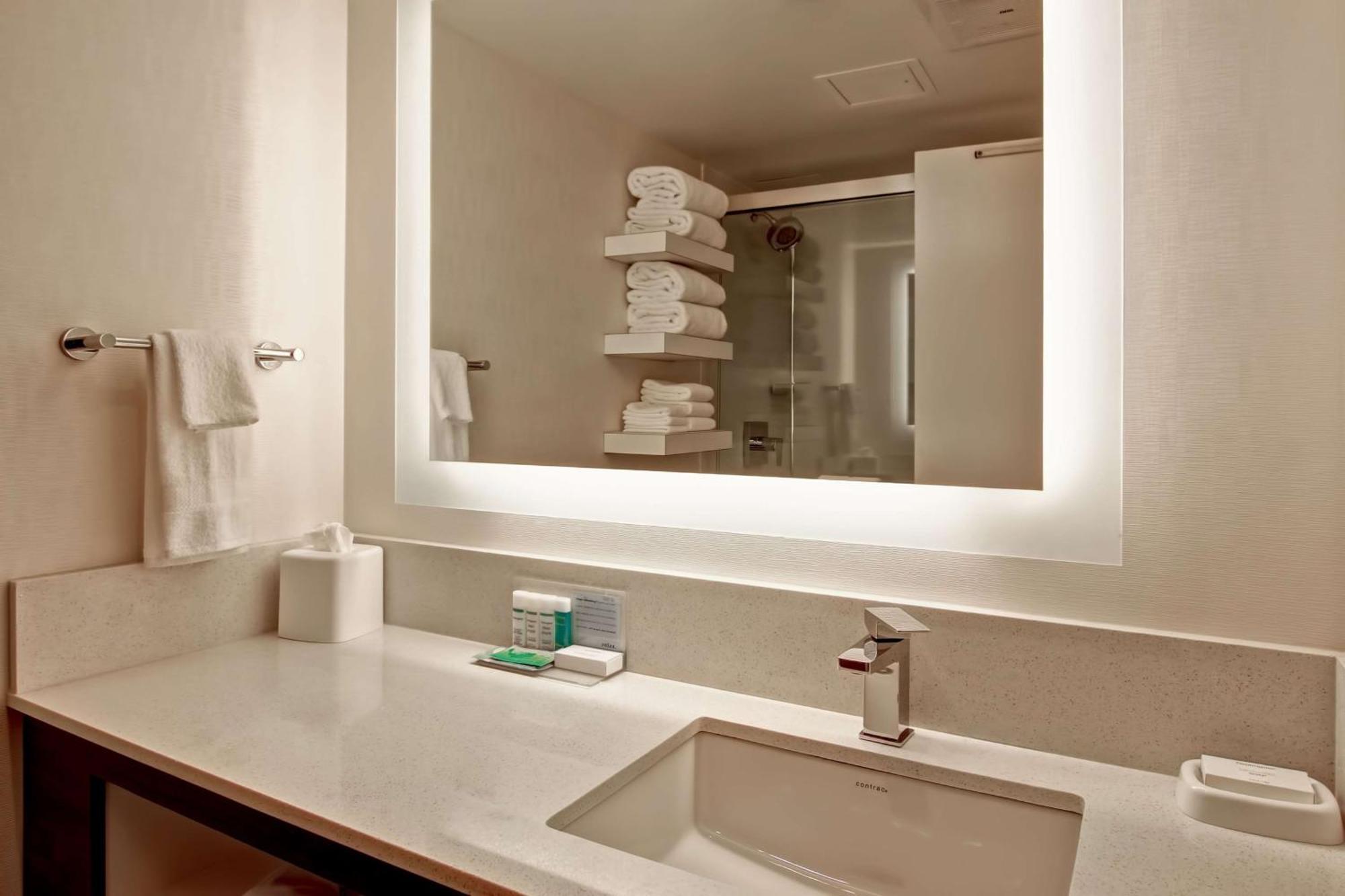 Hampton Inn & Suites By Hilton Calgary-Airport Exteriör bild