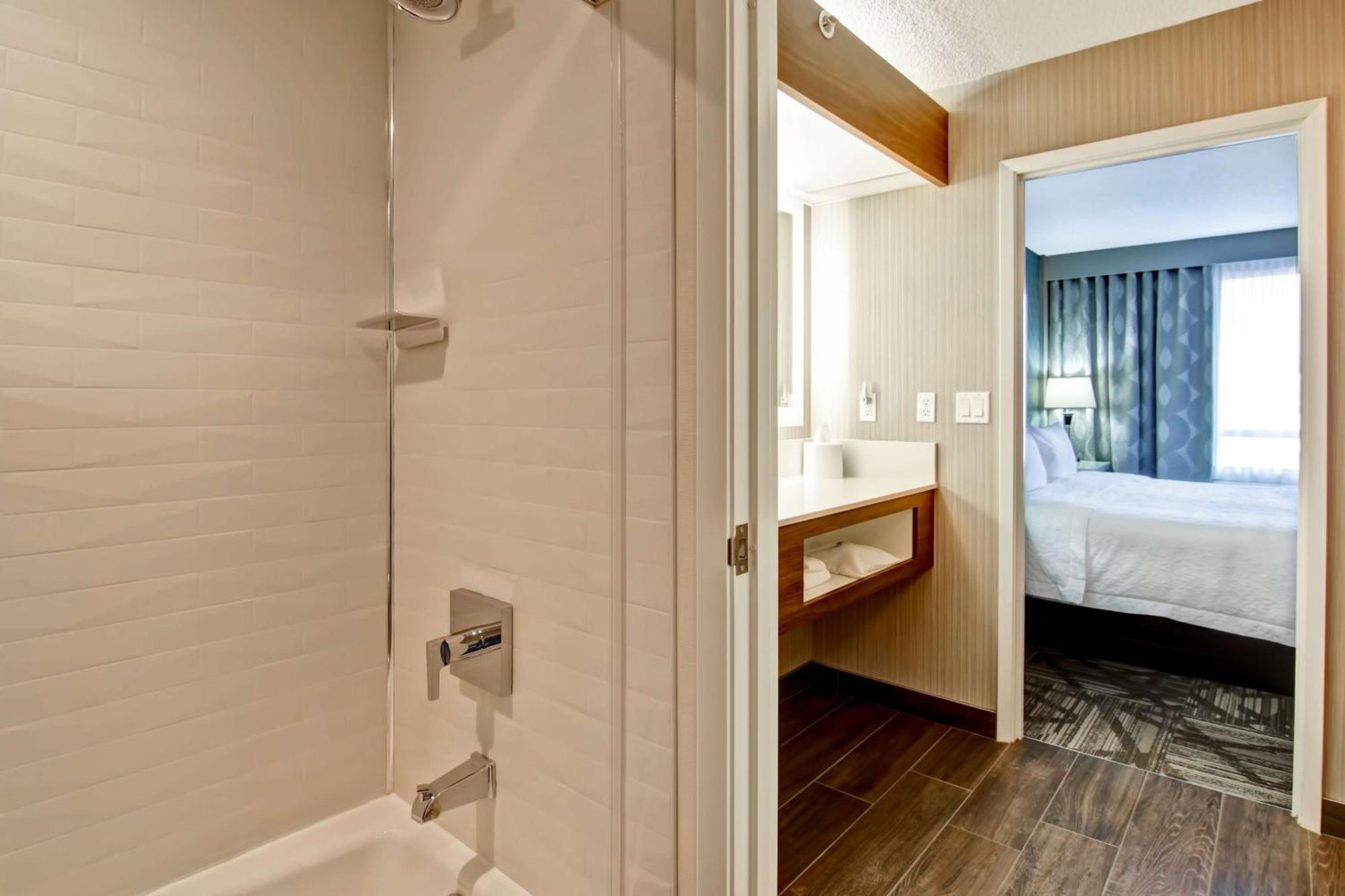 Hampton Inn & Suites By Hilton Calgary-Airport Exteriör bild