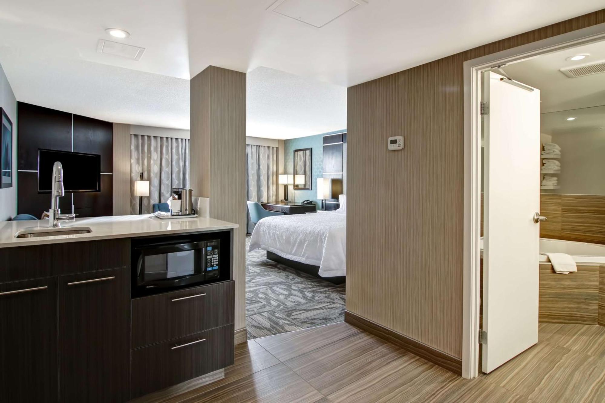 Hampton Inn & Suites By Hilton Calgary-Airport Exteriör bild