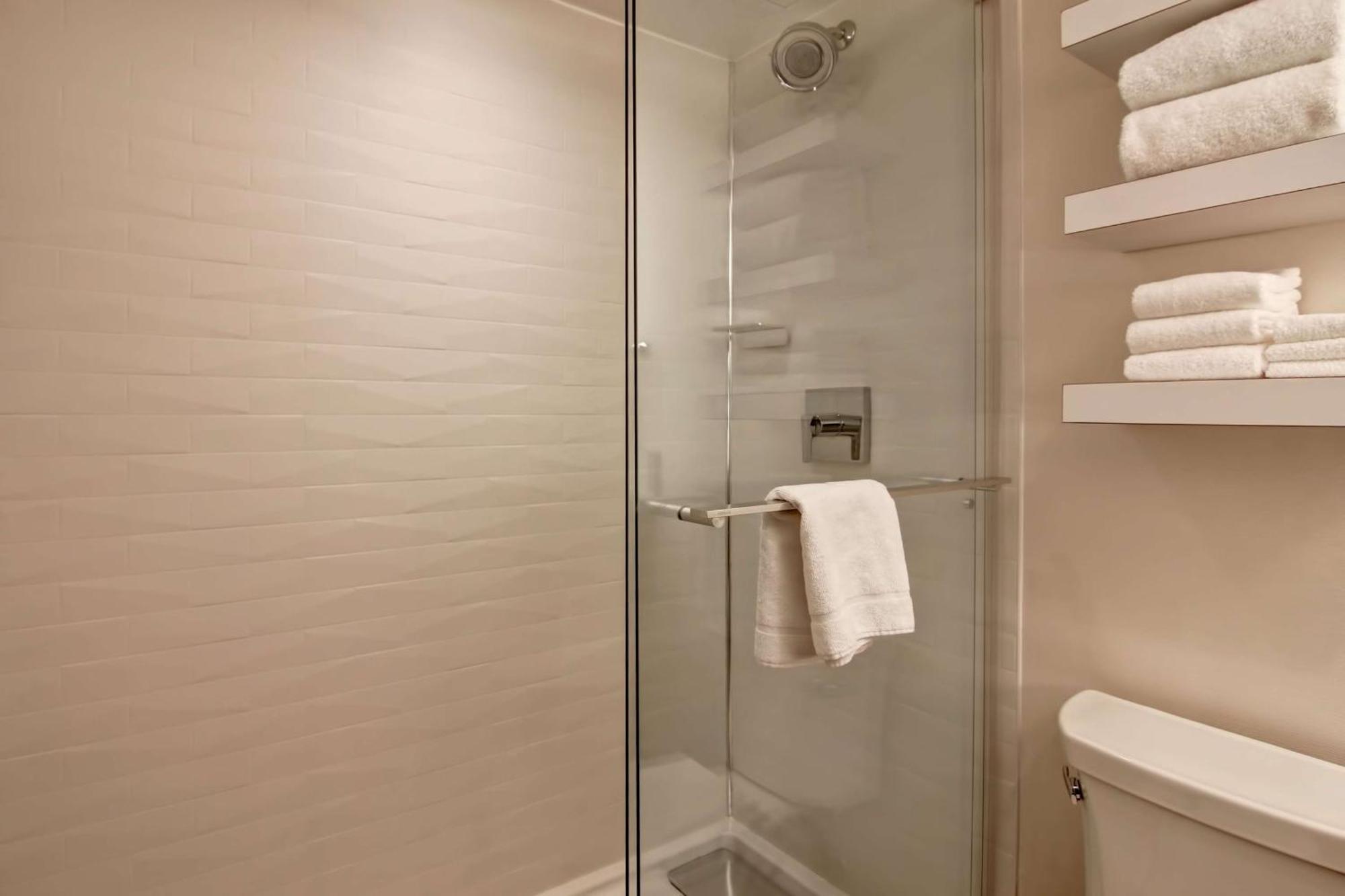 Hampton Inn & Suites By Hilton Calgary-Airport Exteriör bild