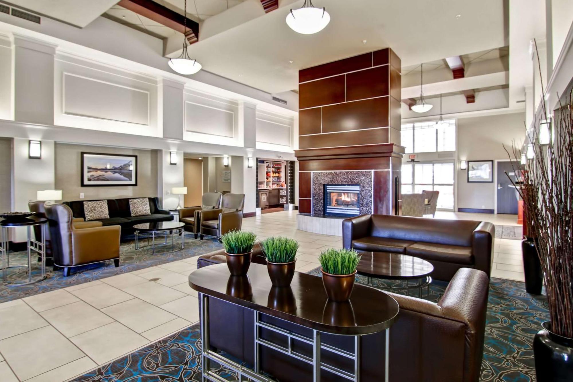 Hampton Inn & Suites By Hilton Calgary-Airport Exteriör bild