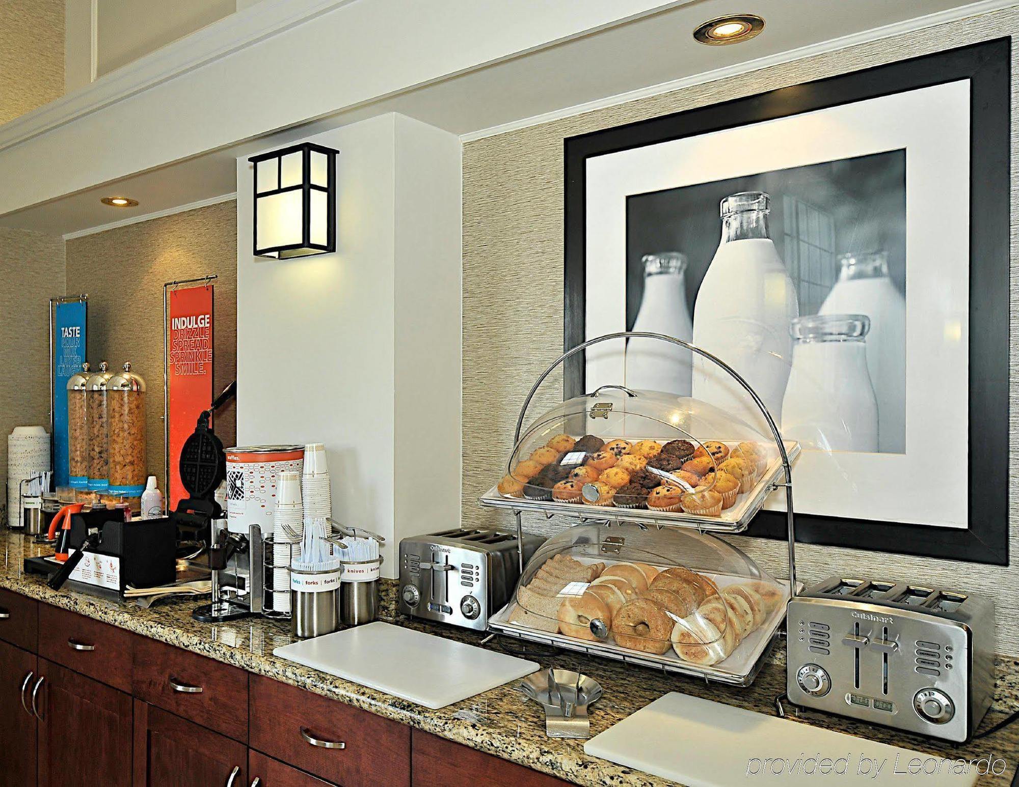 Hampton Inn & Suites By Hilton Calgary-Airport Exteriör bild