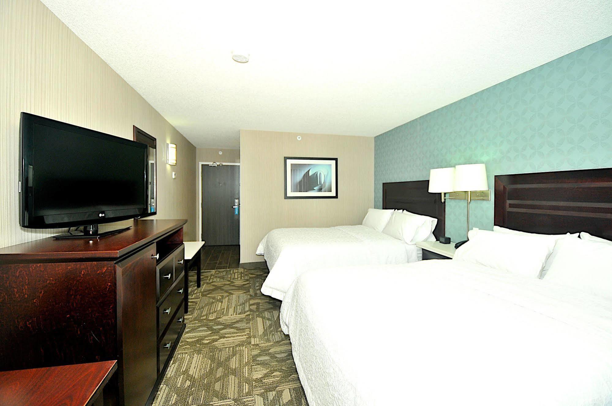 Hampton Inn & Suites By Hilton Calgary-Airport Exteriör bild